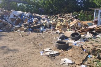 Zonă cu deșeuri abandonate pe domeniul public în comuna Giroc, sancționată de Garda de Mediu Timiș