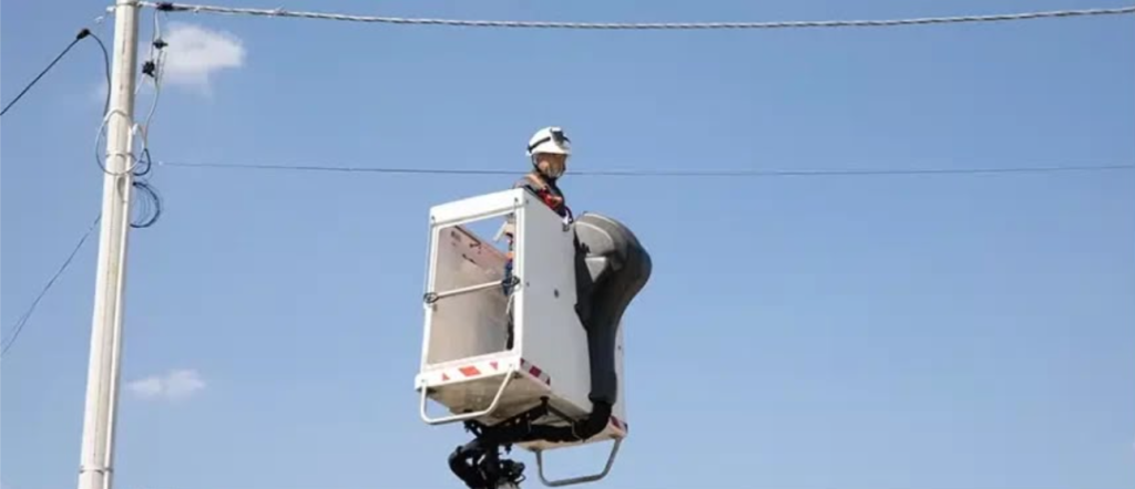 Echipe de intervenție Rețele Electrice România realizând lucrări de mentenanță și reparații la rețea în Timișoara și județul Timiș