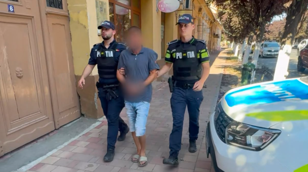 Sediul Poliției și instanța de la Sânnicolau Mare unde bărbatul din Saravale a fost prezentat în fața judecătorului după ce și-a agresat soția