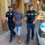 Sediul Poliției și instanța de la Sânnicolau Mare unde bărbatul din Saravale a fost prezentat în fața judecătorului după ce și-a agresat soția