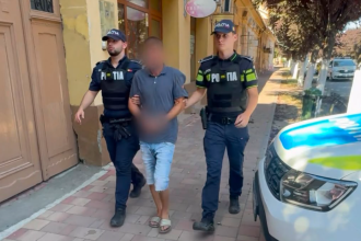 Sediul Poliției și instanța de la Sânnicolau Mare unde bărbatul din Saravale a fost prezentat în fața judecătorului după ce și-a agresat soția