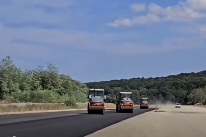 Lucrări de așternere a asfaltului pe secțiunea de autostradă Margina - Holdea de pe A1