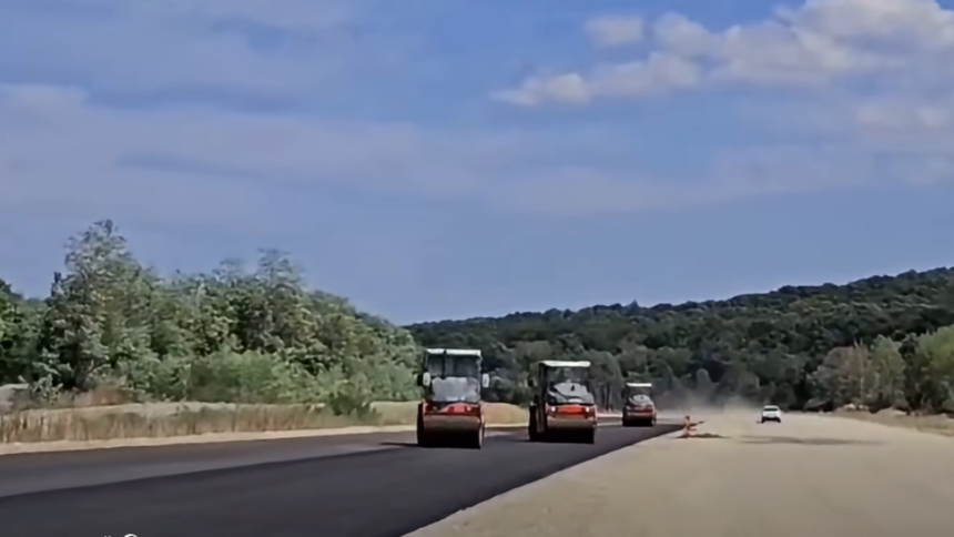 Lucrări de așternere a asfaltului pe secțiunea de autostradă Margina - Holdea de pe A1