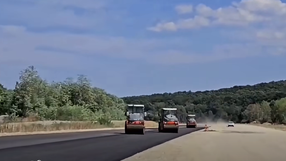 Lucrări de așternere a asfaltului pe secțiunea de autostradă Margina - Holdea de pe A1