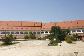 Ecran in aer liber amenajat in curtea Bastionului Maria Theresia din Timisoara pentru prima editie a Festivalului de Film Romanesc