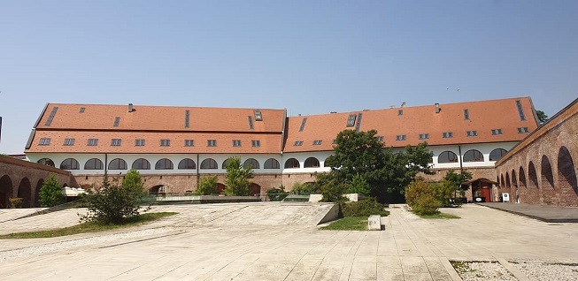 Ecran in aer liber amenajat in curtea Bastionului Maria Theresia din Timisoara pentru prima editie a Festivalului de Film Romanesc