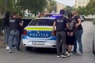 Un suspect de 36 de ani a fost reținut, iar un altul este cercetat în stare de libertate.