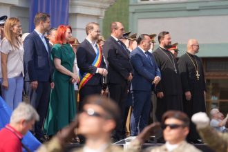 Ceremonii militare și depuneri de coroane în centrul Timișoarei de Ziua Orașului.