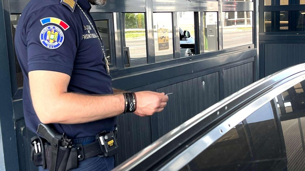 Nereguli pe bandă rulantă la frontieră: Mașini furate, permise false și șoferi fără permis depistați de polițiștii din vestul țării.