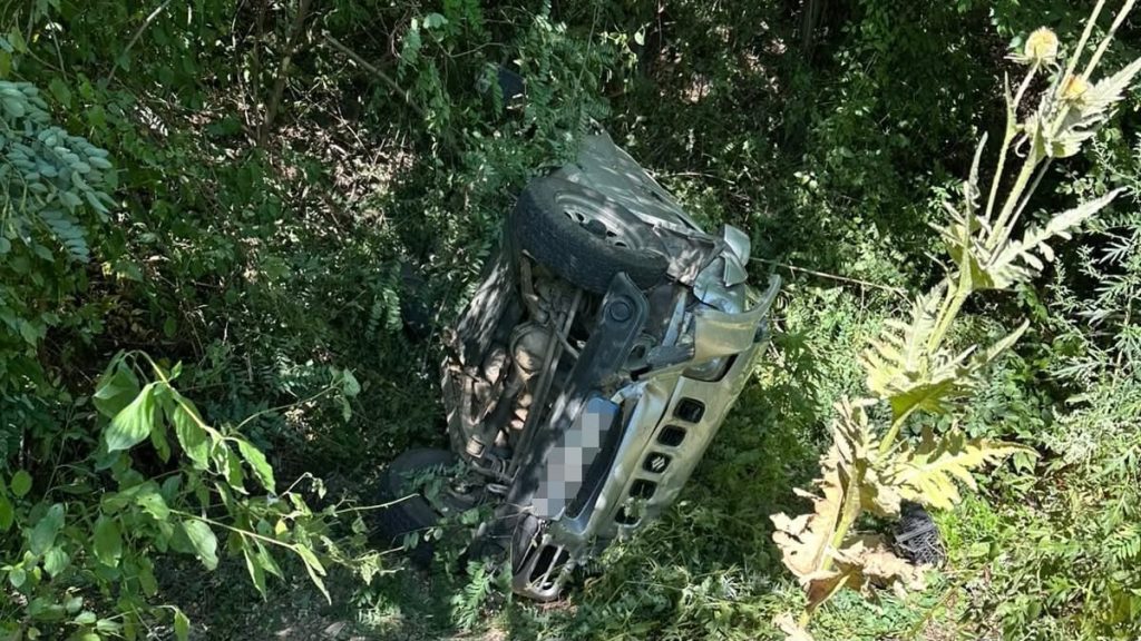 Un șofer a avut nevoie de descarcerare după ce s-a răsturnat cu mașina într-o râpă de 3 metri, între Hunedoara și Călan