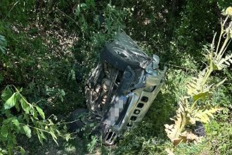Un șofer a avut nevoie de descarcerare după ce s-a răsturnat cu mașina într-o râpă de 3 metri, între Hunedoara și Călan
