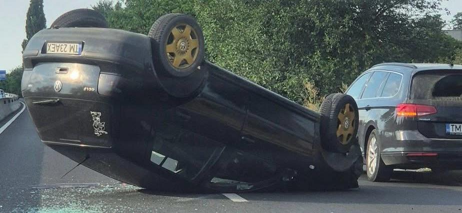 Mașină răsturnată la intrarea în Timișoara dinspre Șag, după un accident rutier. Șoferul a scăpat nevătămat.