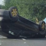 Mașină răsturnată la intrarea în Timișoara dinspre Șag, după un accident rutier. Șoferul a scăpat nevătămat.