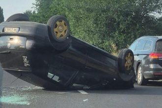 Mașină răsturnată la intrarea în Timișoara dinspre Șag, după un accident rutier. Șoferul a scăpat nevătămat.