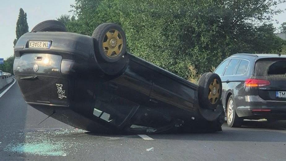 Mașină răsturnată la intrarea în Timișoara dinspre Șag, după un accident rutier. Șoferul a scăpat nevătămat.