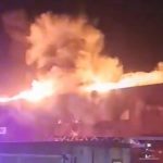 Incendiu puternic la un service auto din Arad. Autoritățile au emis mesaj RO-ALERT din cauza fumului dens.