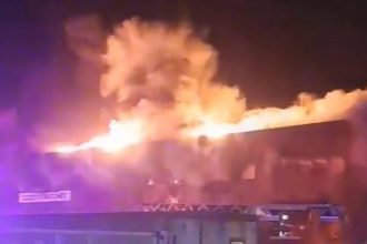 Incendiu puternic la un service auto din Arad. Autoritățile au emis mesaj RO-ALERT din cauza fumului dens.