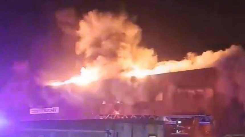 Incendiu puternic la un service auto din Arad. Autoritățile au emis mesaj RO-ALERT din cauza fumului dens.