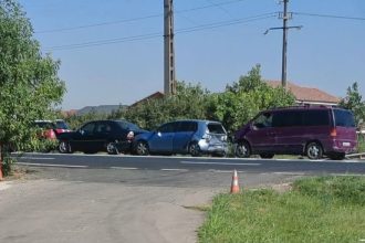 Mașini avariate în urma unui carambol pe șoseaua din localitatea Săcălaz, lângă Timișoara.