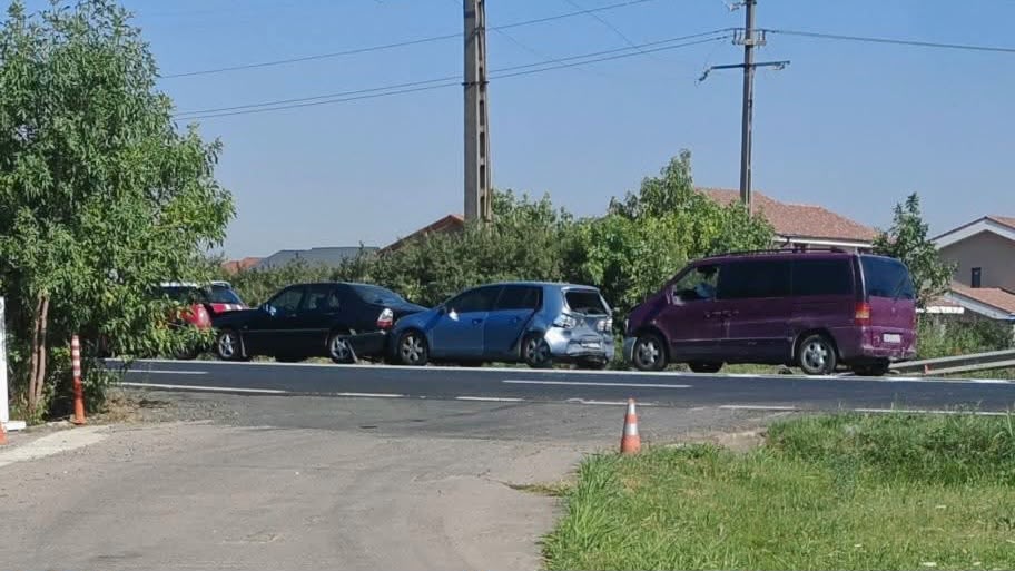 Mașini avariate în urma unui carambol pe șoseaua din localitatea Săcălaz, lângă Timișoara.