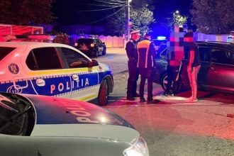 Polițiști la locul unui atac cu cuțitul din Lugoj, unde un bărbat a fost înjunghiat în abdomen.