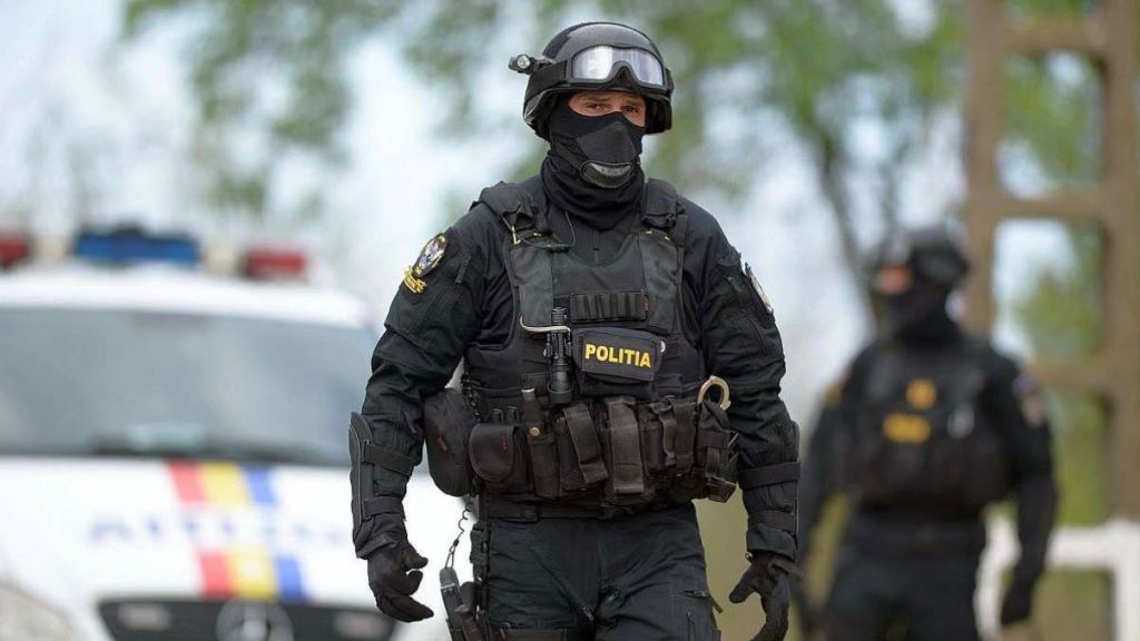 Un copil de 2 ani a fost salvat din brațele tatălui care îl amenința cu un cutter, după intervenția negociatorilor SAS