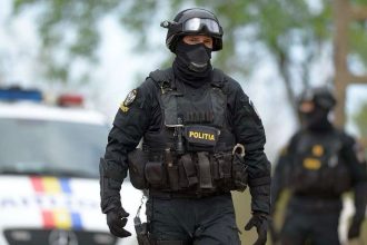 Un copil de 2 ani a fost salvat din brațele tatălui care îl amenința cu un cutter, după intervenția negociatorilor SAS