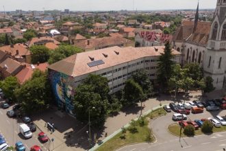 Curțile a trei licee și școli gimnaziale vor fi transformate în zone de studiu și recreere în aer liber