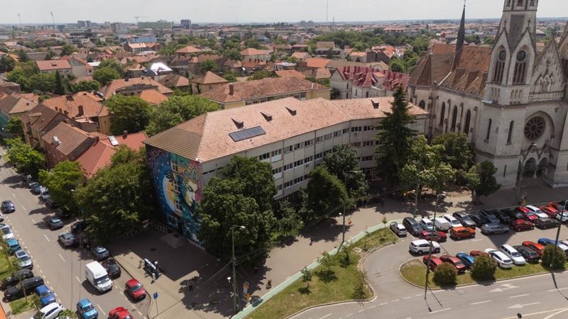 Curțile a trei licee și școli gimnaziale vor fi transformate în zone de studiu și recreere în aer liber