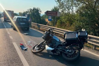 Accident grav la Margina: Două persoane aflate pe o motocicletă au fost rănite după impactul cu un autoturism.