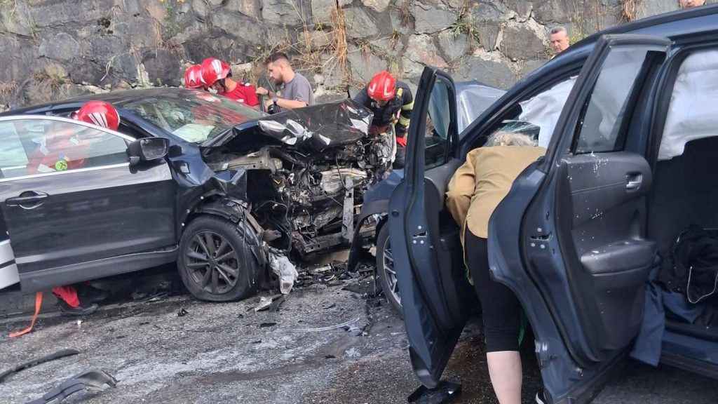 Accident violent lângă Petroșani, soldat cu trei răniți, printre care un minor