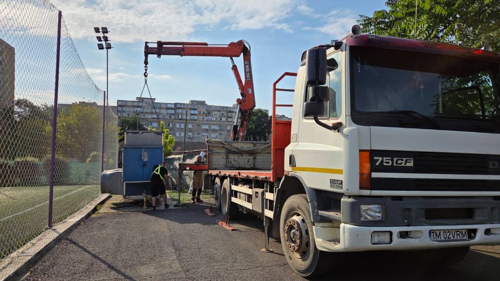 Echipamente și construcții improvizate ridicate de pe domeniul public la baza sportivă de pe strada Amforei.