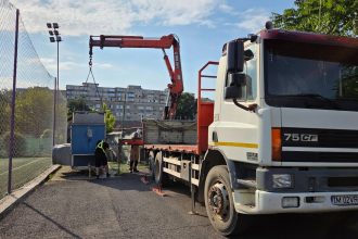 Echipamente și construcții improvizate ridicate de pe domeniul public la baza sportivă de pe strada Amforei.