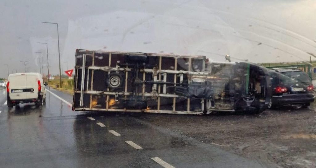 Accident pe autostrada A1: O autoutilitară s-a răsturnat între Timișoara și Lugoj după ce șoferului i s-a făcut rău la volan.