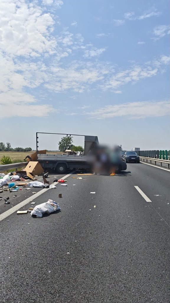 Accident pe autostrada A1: O autoutilitară s-a răsturnat între Timișoara și Lugoj după ce șoferului i s-a făcut rău la volan.