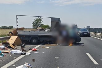 Accident pe autostrada A1: O autoutilitară s-a răsturnat între Timișoara și Lugoj după ce șoferului i s-a făcut rău la volan.