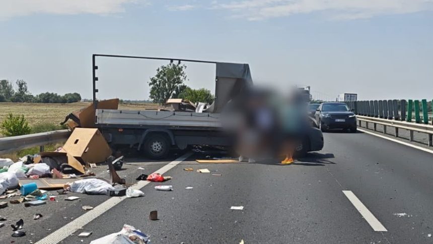 Accident pe autostrada A1: O autoutilitară s-a răsturnat între Timișoara și Lugoj după ce șoferului i s-a făcut rău la volan.