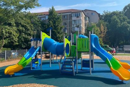 Loc de joacă complet reabilitat pe strada Orșova