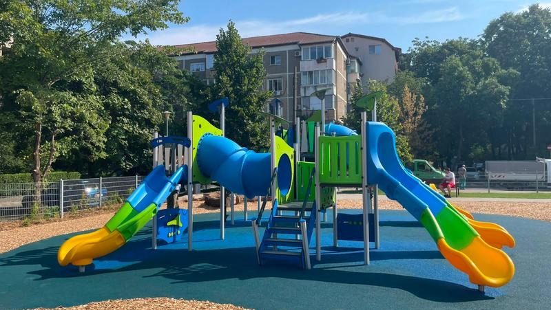 Loc de joacă complet reabilitat pe strada Orșova