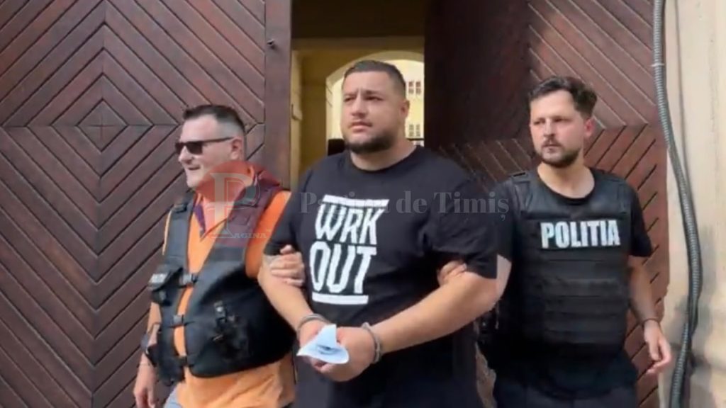 Alin Borcan escortat de polițiști spre Centrul de Reținere și Arestare Preventivă.