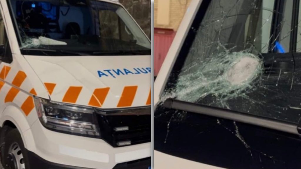 Sursa foto: Dejeanul | Ambulanța atacată cu topoare, bâte și pietre în Cluj