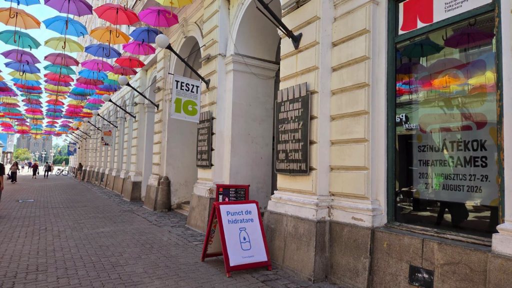 Măsuri anti-caniculă la Timișoara: Zeci de hoteluri, bănci și cafenele s-au transformat în puncte de prim ajutor și hidratare.