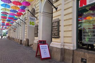 Măsuri anti-caniculă la Timișoara: Zeci de hoteluri, bănci și cafenele s-au transformat în puncte de prim ajutor și hidratare.