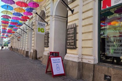 Măsuri anti-caniculă la Timișoara: Zeci de hoteluri, bănci și cafenele s-au transformat în puncte de prim ajutor și hidratare.