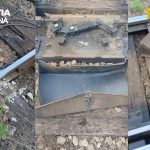 Pericol uriaș pe calea ferată la Petroșani: Trei minori au pus o dală de beton pe șine, lovită ulterior de un tren de marfă.