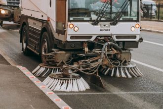 Începe „Curățenia până la bordură” în Timișoara: Șoferii care nu își mută mașinile de pe străzile vizate riscă amenzi de până la 1.500 de lei.
