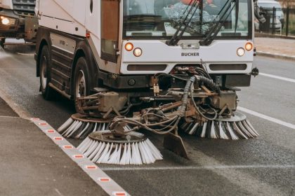 Începe „Curățenia până la bordură” în Timișoara: Șoferii care nu își mută mașinile de pe străzile vizate riscă amenzi de până la 1.500 de lei.