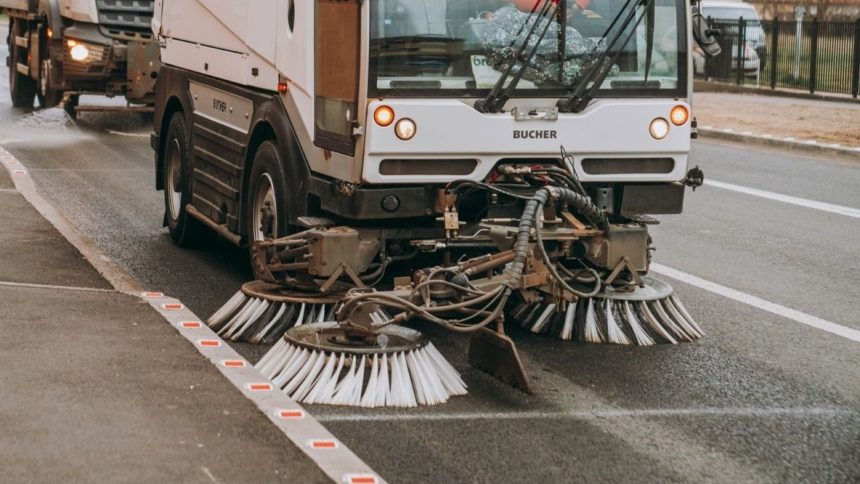Începe „Curățenia până la bordură” în Timișoara: Șoferii care nu își mută mașinile de pe străzile vizate riscă amenzi de până la 1.500 de lei.