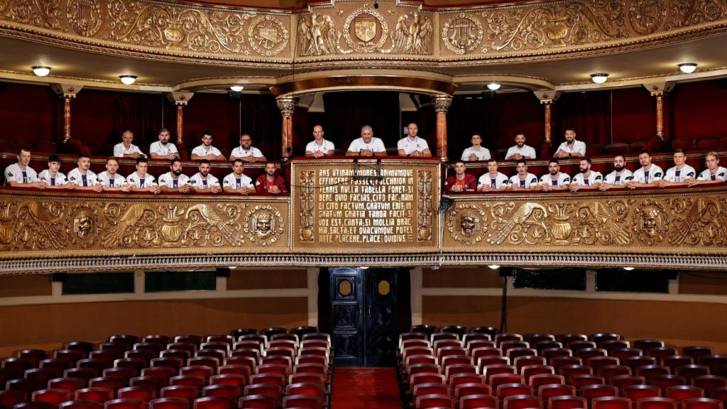 Premieră la Timișoara: SCM și Teatrul Național lansează un parteneriat inedit, cu echipamente de handbal inspirate din arhitectura Palatului Culturii.