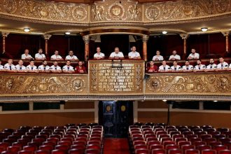 Premieră la Timișoara: SCM și Teatrul Național lansează un parteneriat inedit, cu echipamente de handbal inspirate din arhitectura Palatului Culturii.